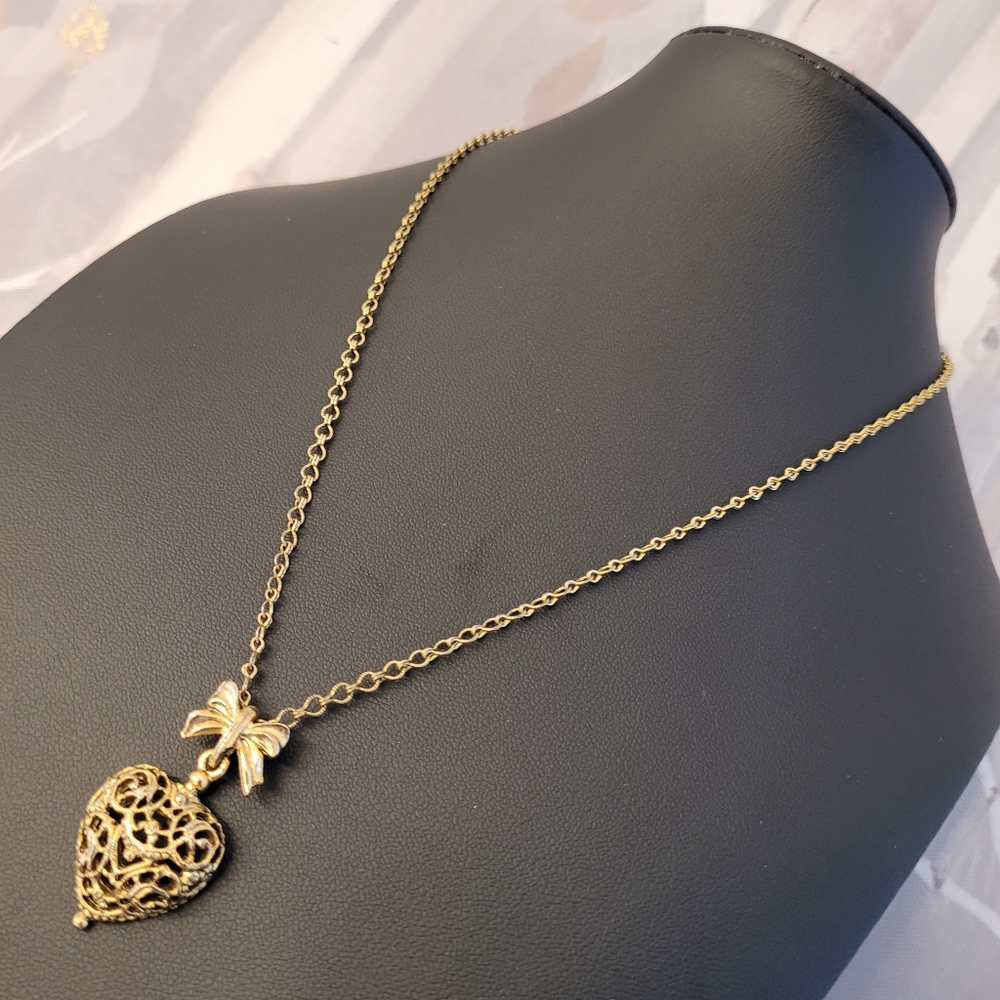 1928 Filigree Heart & Ribbon Pendant Gold-tone Chain Vintage Styled Necklace - Picture 12 of 13
